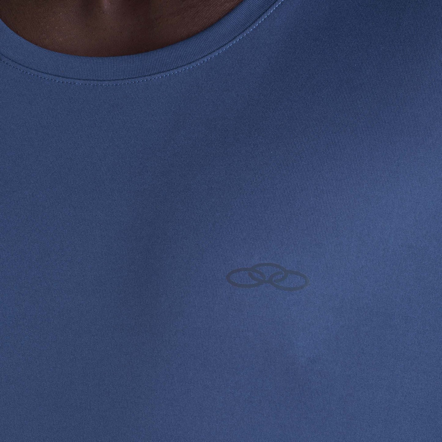 POLERA ESSENTIAL SIN MANGAS AZULADA HOMBRE