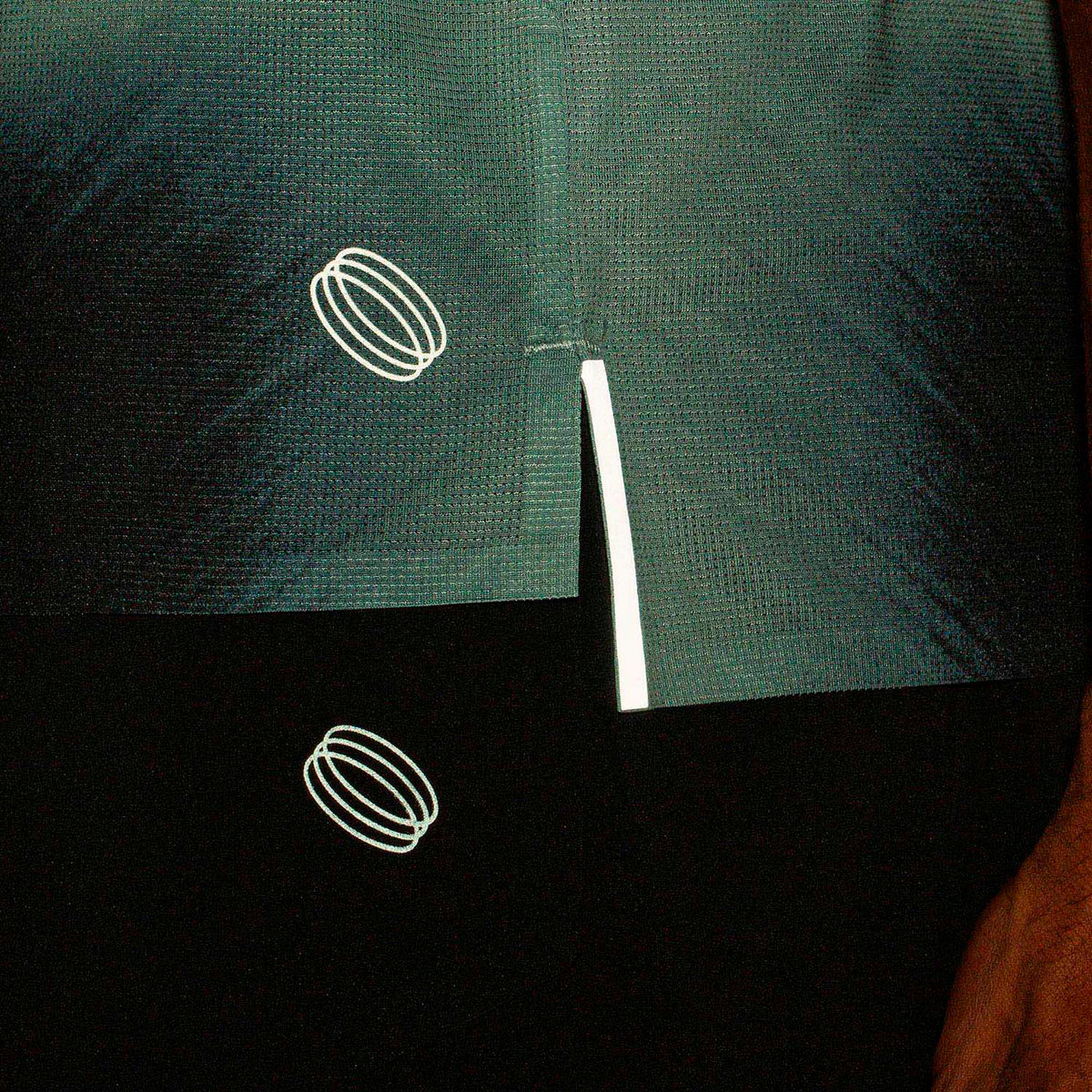 POLERA SIN MANGAS RUNNING CORRE FOCO NEGRO/BLANCO HOMBRE